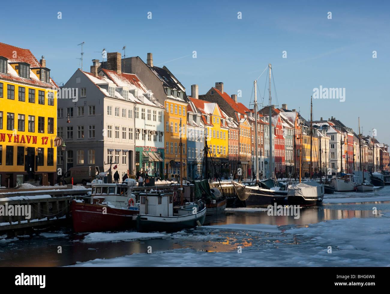 Vista invernal de la famosa zona del puerto Nyhavn en Copenhague, Dinamarca Foto de stock