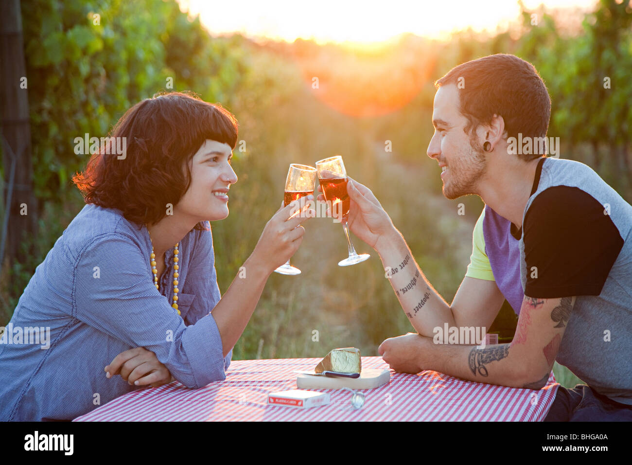 Pareja Brindando Con Copas De Vino Fotos e Imágenes de stock - Alamy