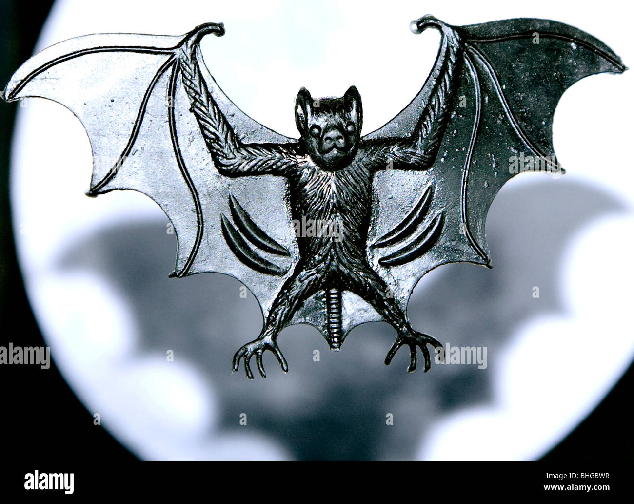 Toy bat vuela delante de luna Fotografía de stock - Alamy
