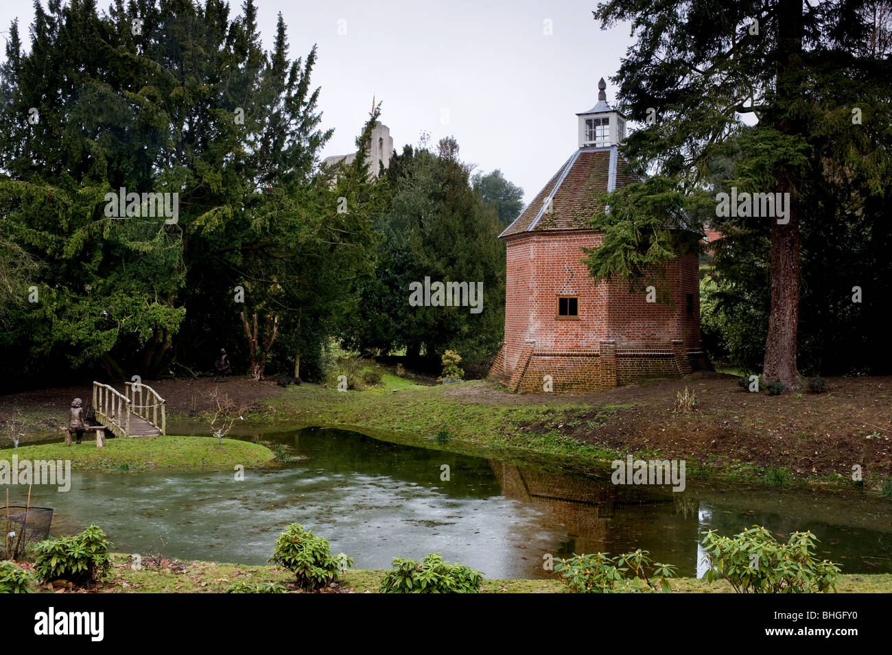 El estanque medieval de peces y el palomar en los terrenos del Castillo de Hedingham en Essex. Foto de stock