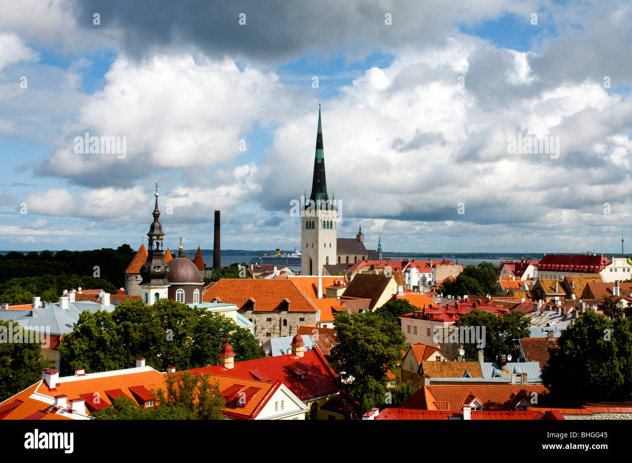 Vista de la iglesia de St Olav y tejados circundantes, Tallin, Estonia Foto de stock