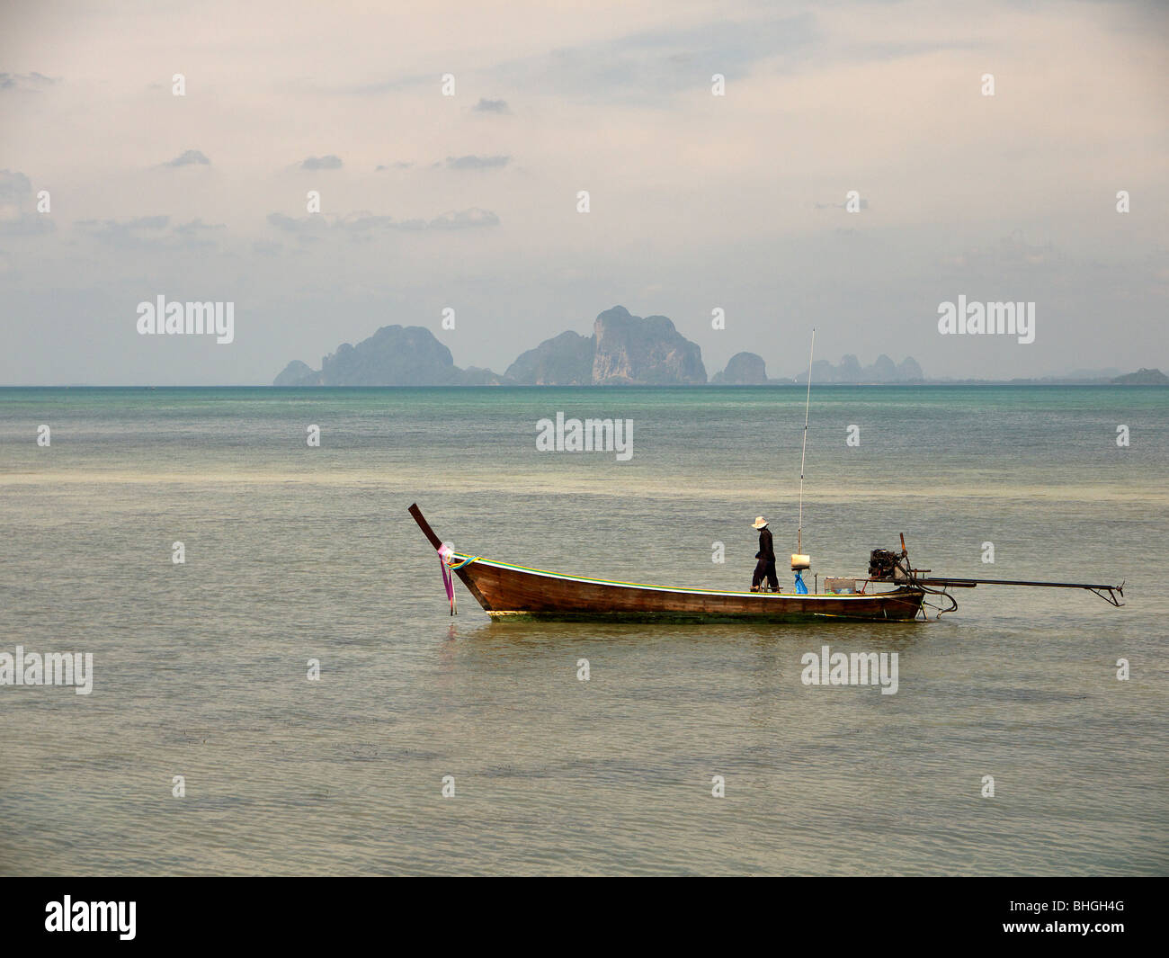 Bote de cola larga en Ko Muk,Mar Andaman,Tailandia Foto de stock