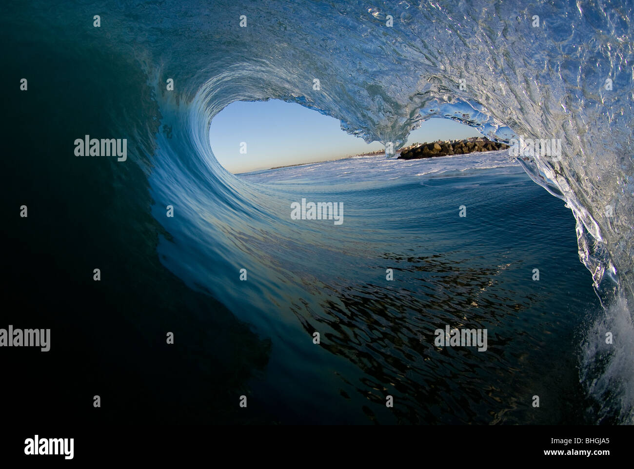 Dentro de una ola. Foto de stock