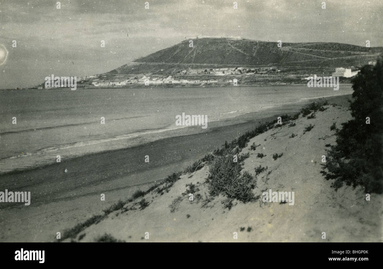 Escena costera con playa y montaña y en el mar del Sur de China en blanco y negro. Foto de stock