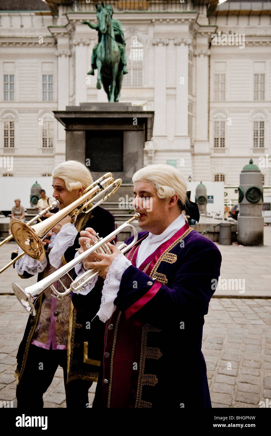 Reproducir la diapositiva trombón en el siglo XVIII en ropa y pelucas en Josefsplatz en Viena Foto de stock