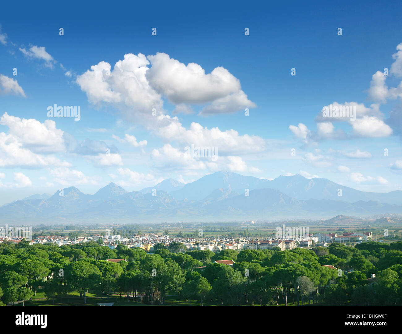 En una pequeña ciudad en el fondo de las montañas Foto de stock