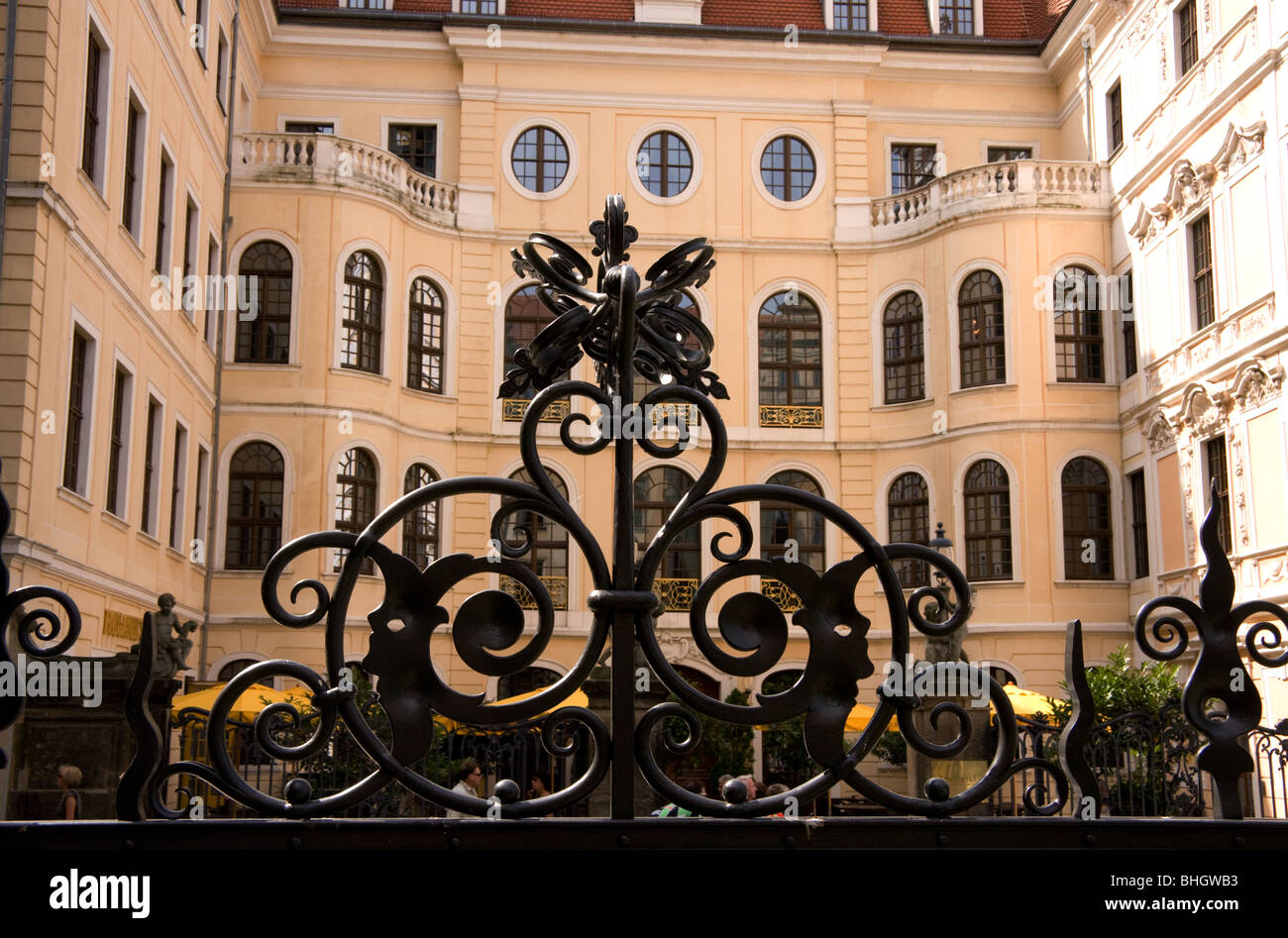 Hierro forjado ornamental sobre una baranda que rodea un edificio en Dresde Foto de stock