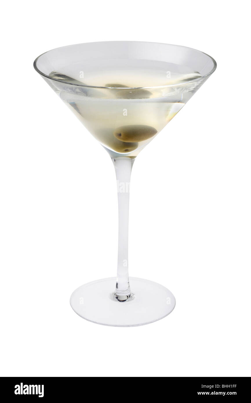 Dirty Martini mezcla de bebidas con guarnición de oliva cerca sobre un fondo blanco. Foto de stock
