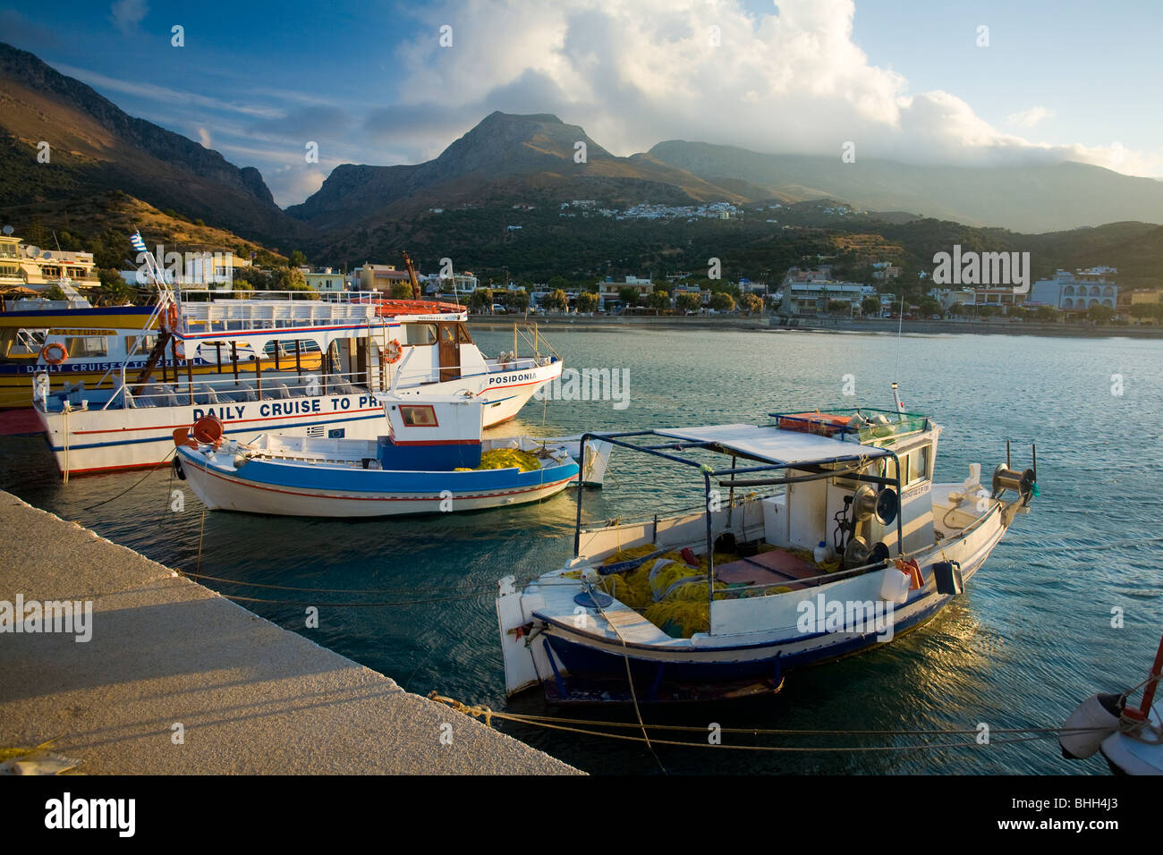 Barcos pesqueros amarrados en el puerto de Plakias, Creta, Grecia. Foto de stock