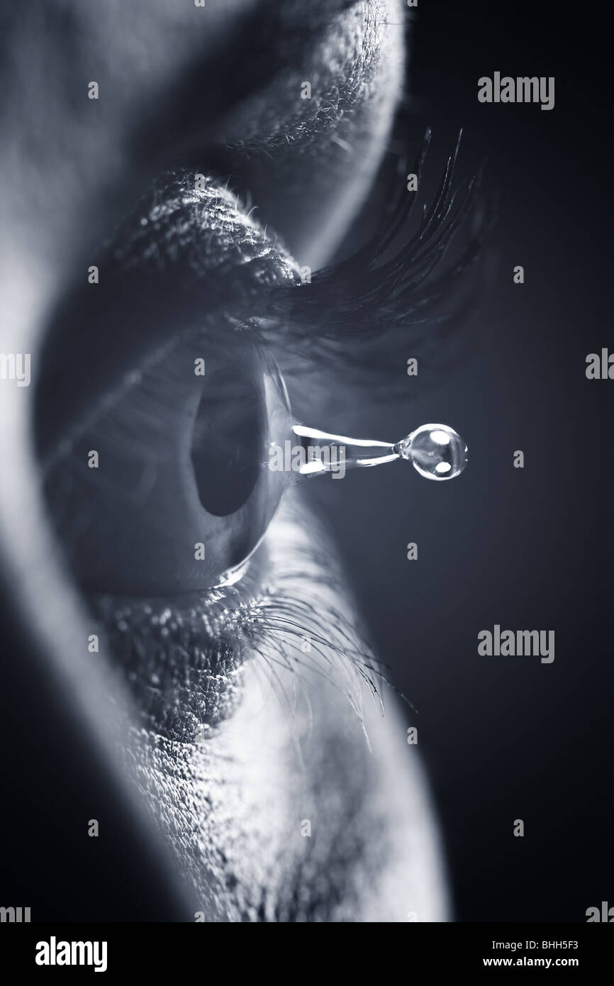 Macro en ojos con las lágrimas gota de agua Foto de stock