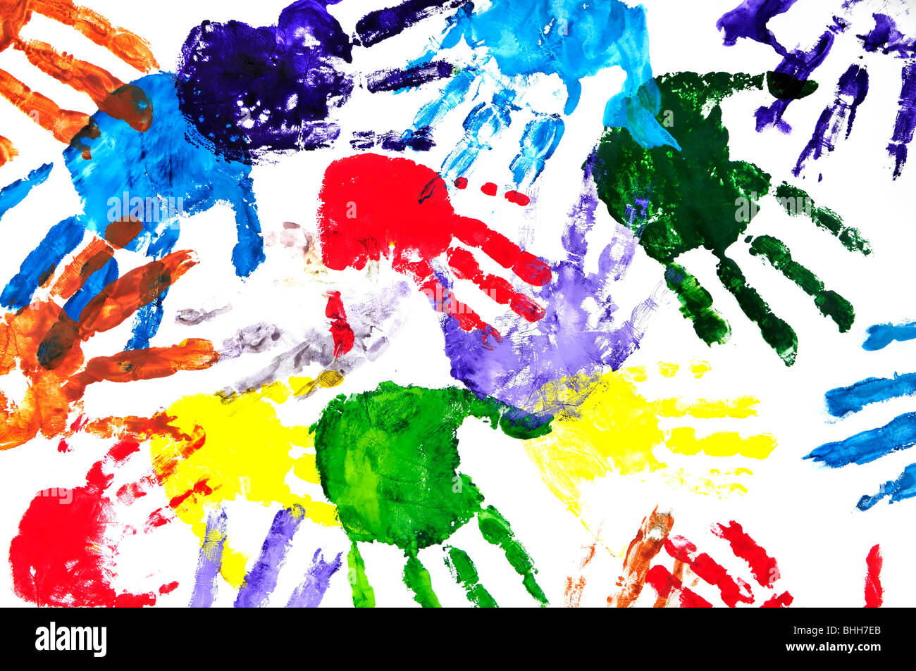 Huellas de manos pintadas de color sobre un papel blanco Foto de stock