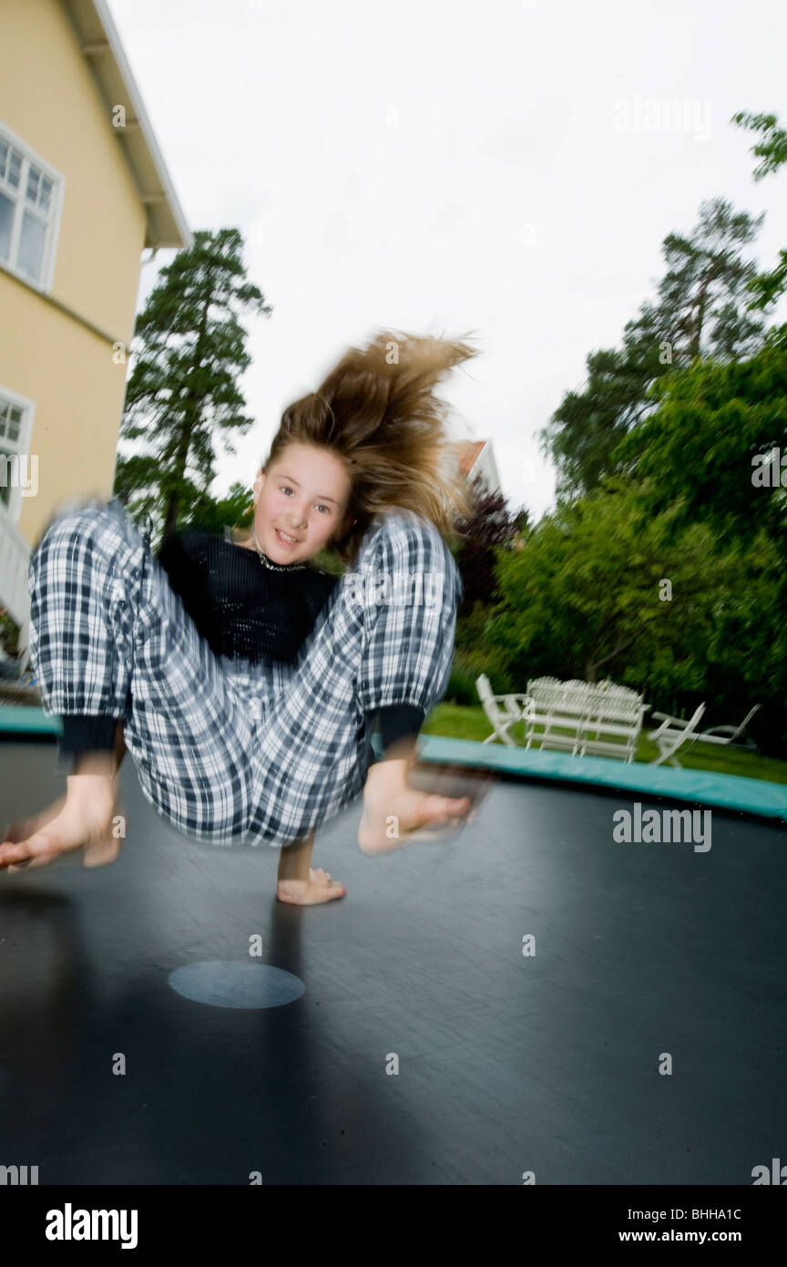 Children jumping on trampoline in fotografías e imágenes de alta resolución  - Página 7 - Alamy
