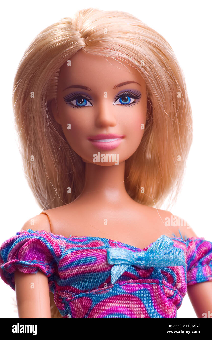 Asentada retrato muñeca Barbie con el pelo rubio y ojos azules Fotografía  de stock - Alamy