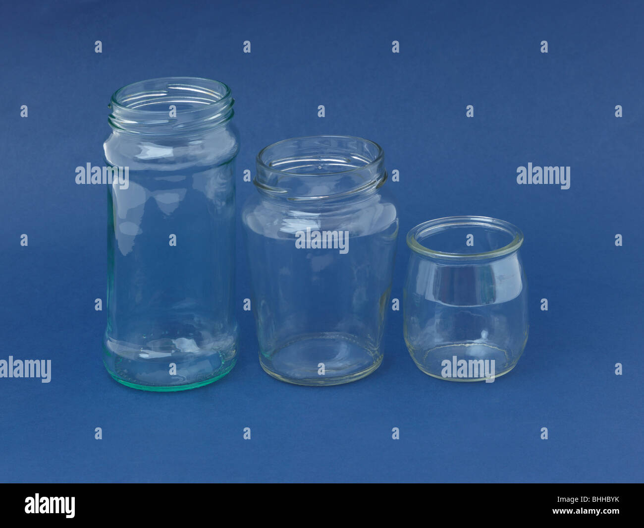 Tres frascos de mermelada de vidrio vacío Fotografía de stock - Alamy