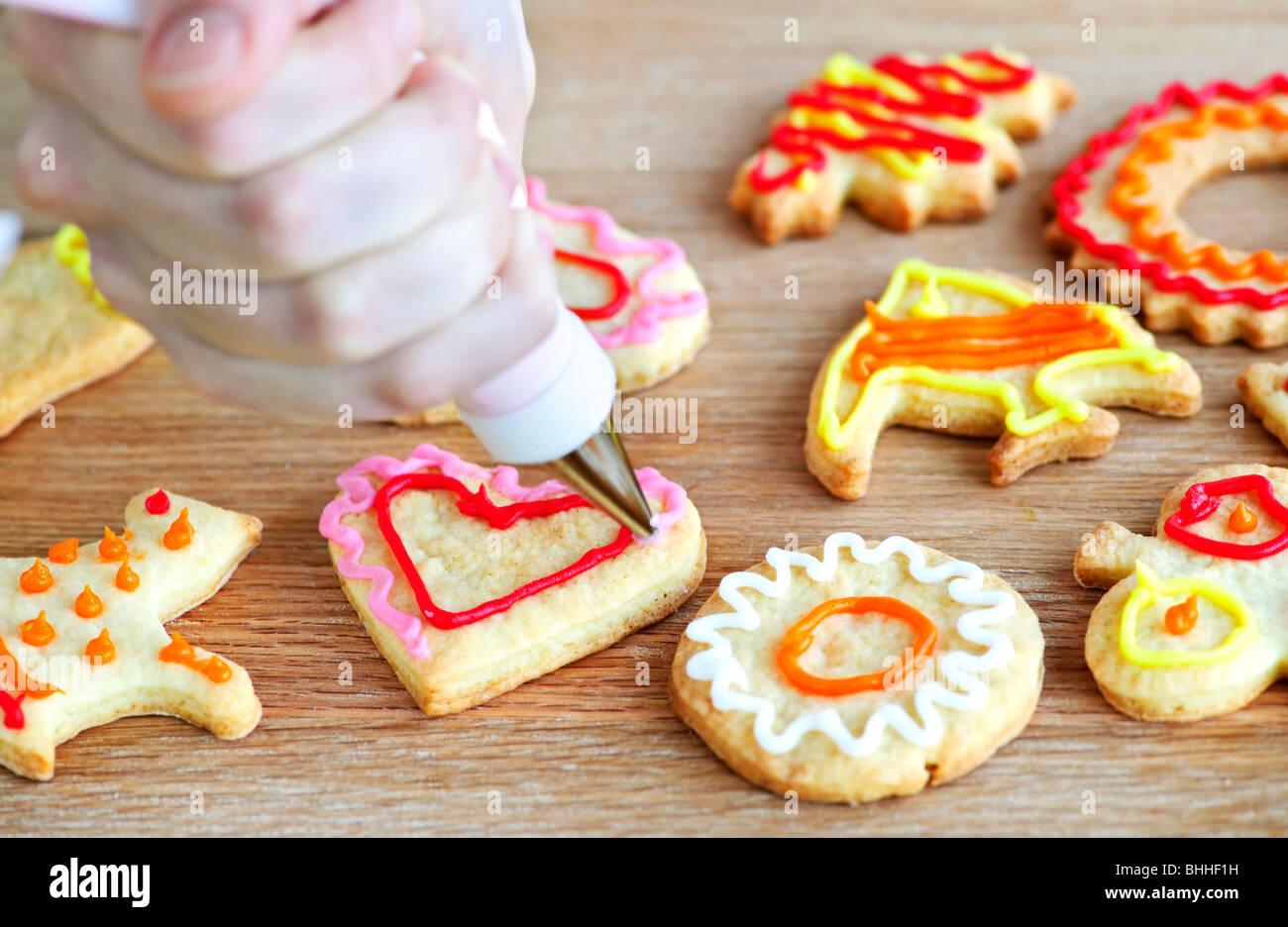 Decorar galletas caseras galletas con glaseado de manga pastelera  Fotografía de stock - Alamy
