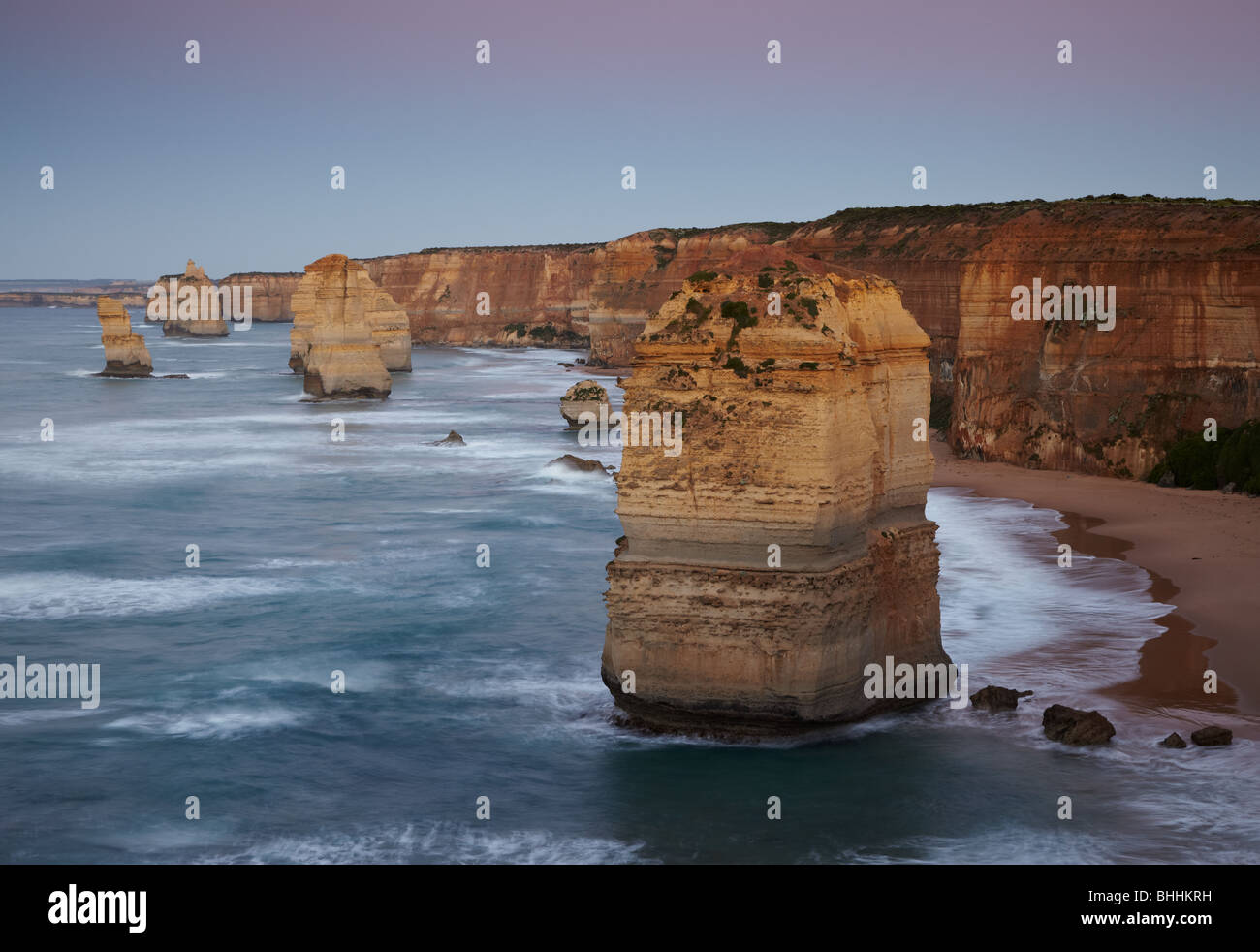 Amanecer en los 12 Apóstoles, Port Campbell National Park, Great Ocean Road, Victoria, Australia Foto de stock