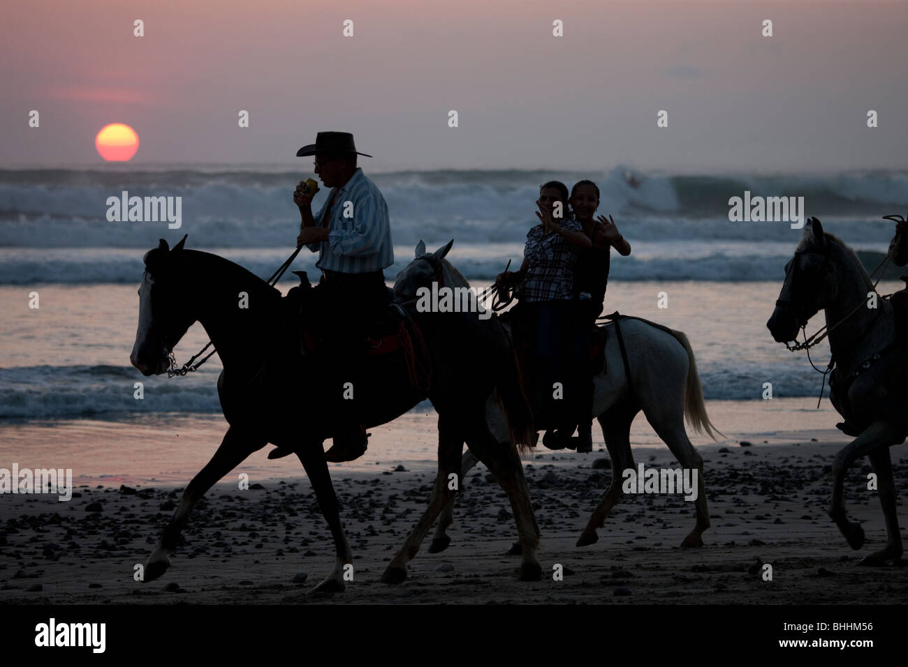 Paseos a caballo en la Playa Carmen, Puntarenas, Costa Rica Foto de stock