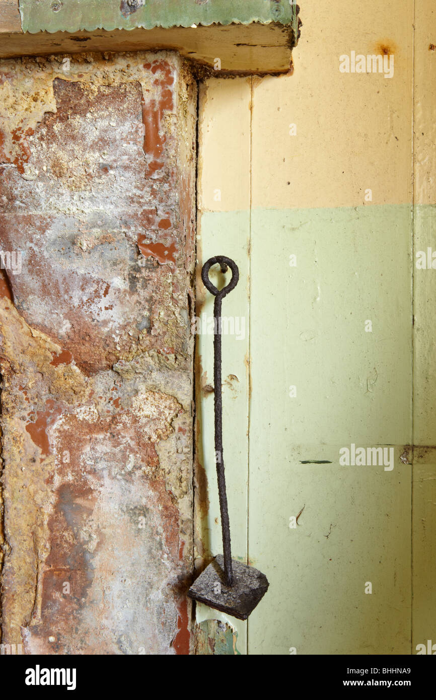 Una antigua herramienta fuego todavía cuelga junto a la chimenea en una casa abandonada en la abandonada Hebridean Island de Escarpa , Escocia Foto de stock