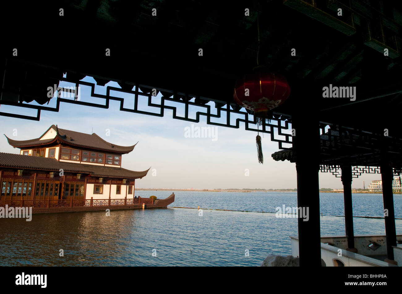 La arquitectura tradicional china de Zhouzhuang, provincia de Jiangsu, China, Asia Foto de stock