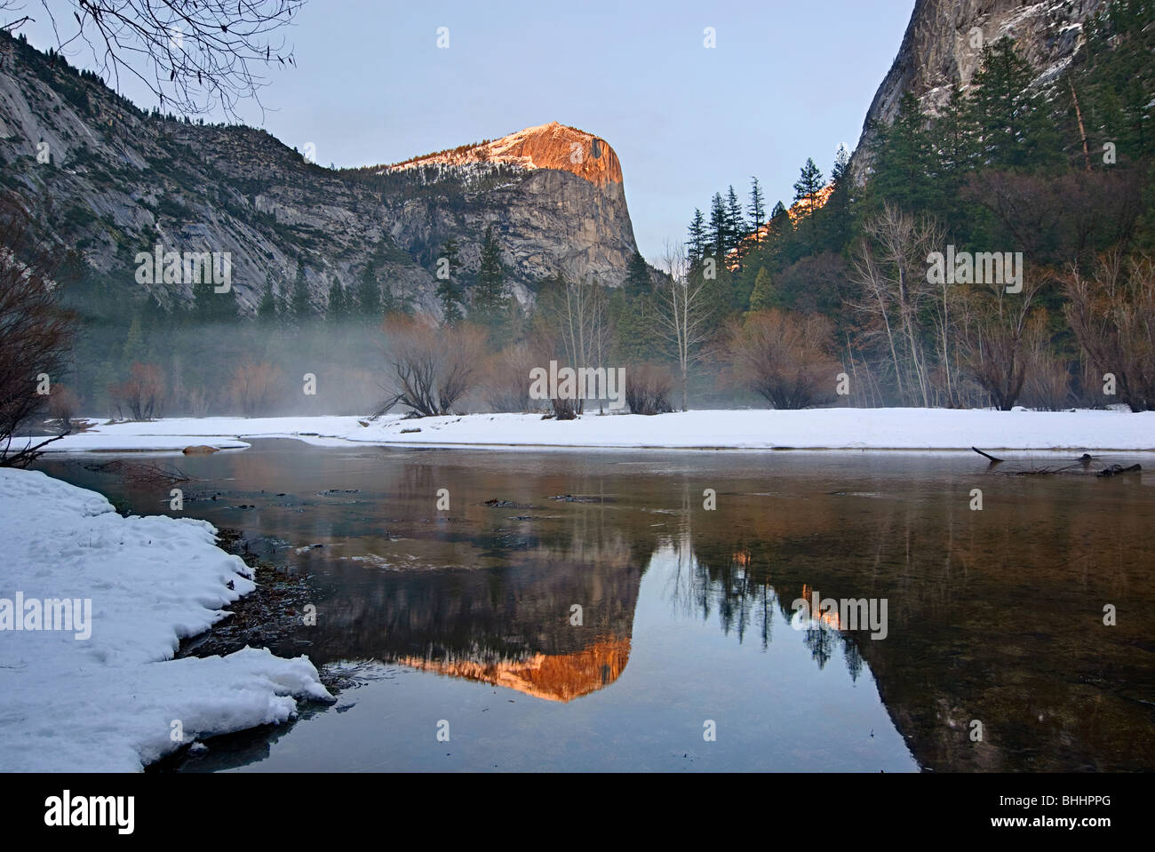Invierno Damatic vista del lago Espejo, en el Parque Nacional Yosemite. Foto de stock