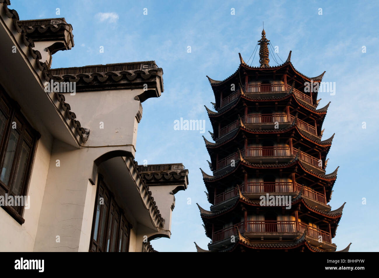 La arquitectura tradicional china de Zhouzhuang, provincia de Jiangsu, China, Asia Foto de stock