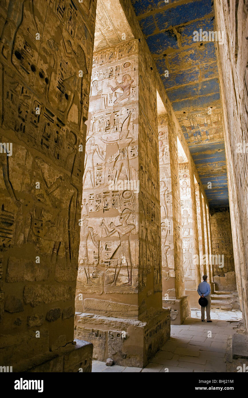 Tallas pintadas de jeroglíficos y figuras de Medinet Habu templo mortuorio de Ramsés III aka el Ramesseum. Ribera Occidental Luxor Egipto Foto de stock