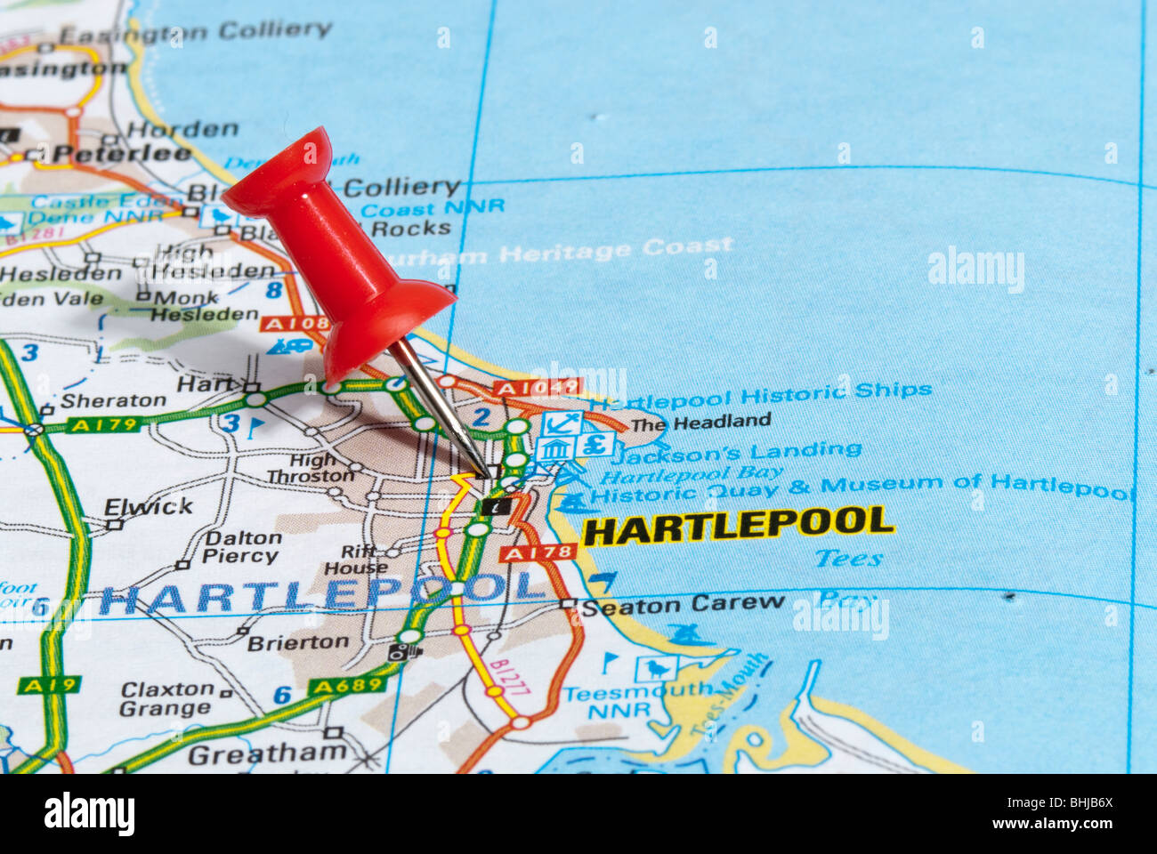 Rojo polo MAPA mapa de carretera apuntando hacia la ciudad de Hartlepool Foto de stock