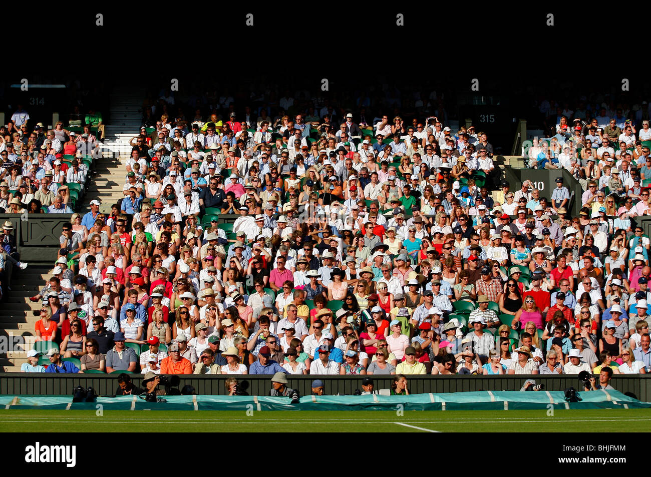 Los espectadores en el centro de la cancha de Wimbledon 2009, torneo del Grand Slam, Reino Unido, Europa Foto de stock
