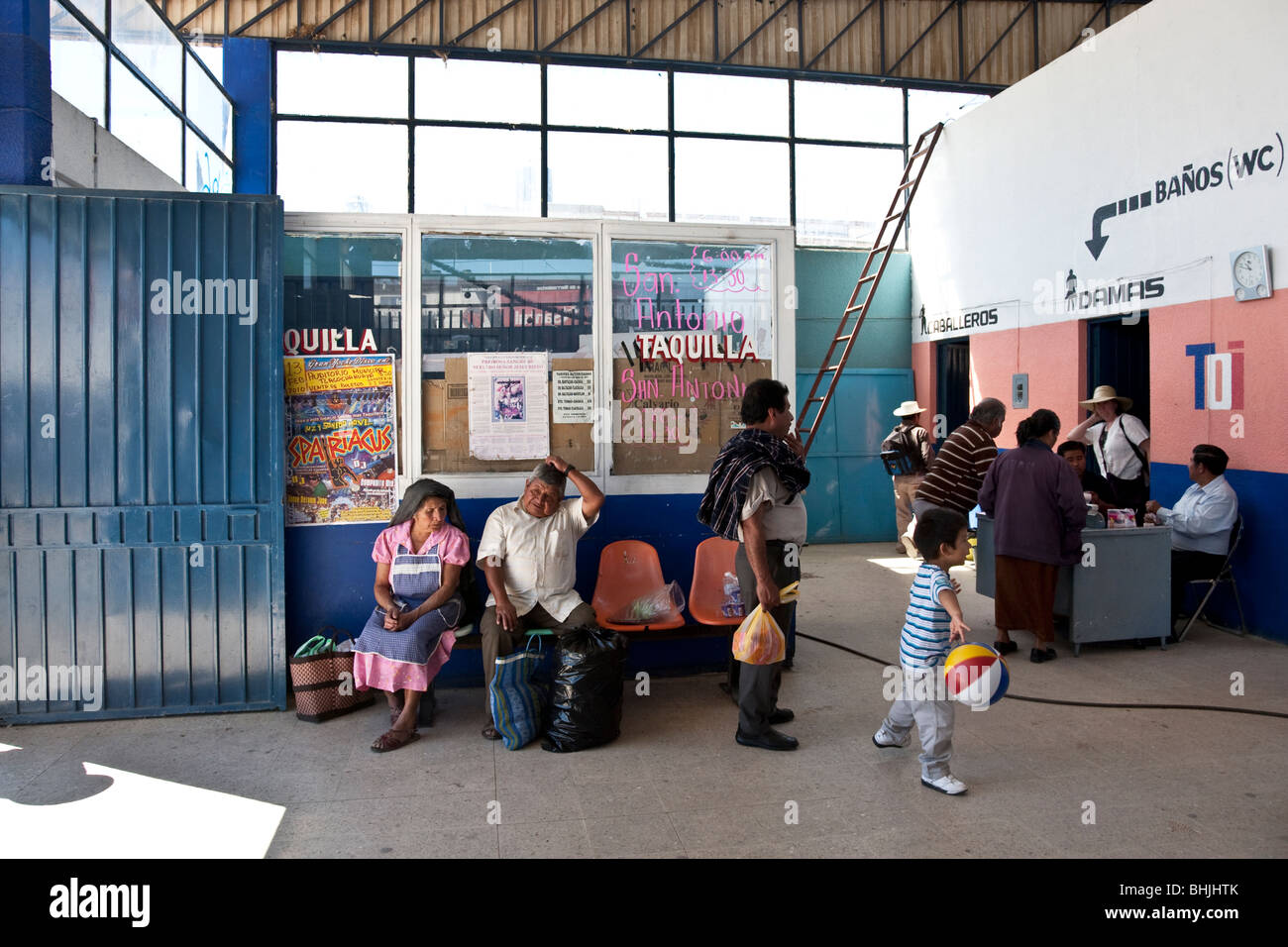 El domingo por la mañana en escena Tlacolula estación terminal de autobuses  de segunda clase, interior del Estado de Oaxaca México Fotografía de stock  - Alamy