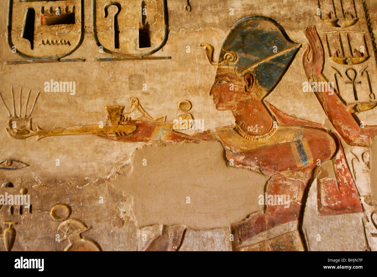 Relevaciones pintadas en el interior de la sala Medinat Habu Templo de Luxor, Egipto Foto de stock