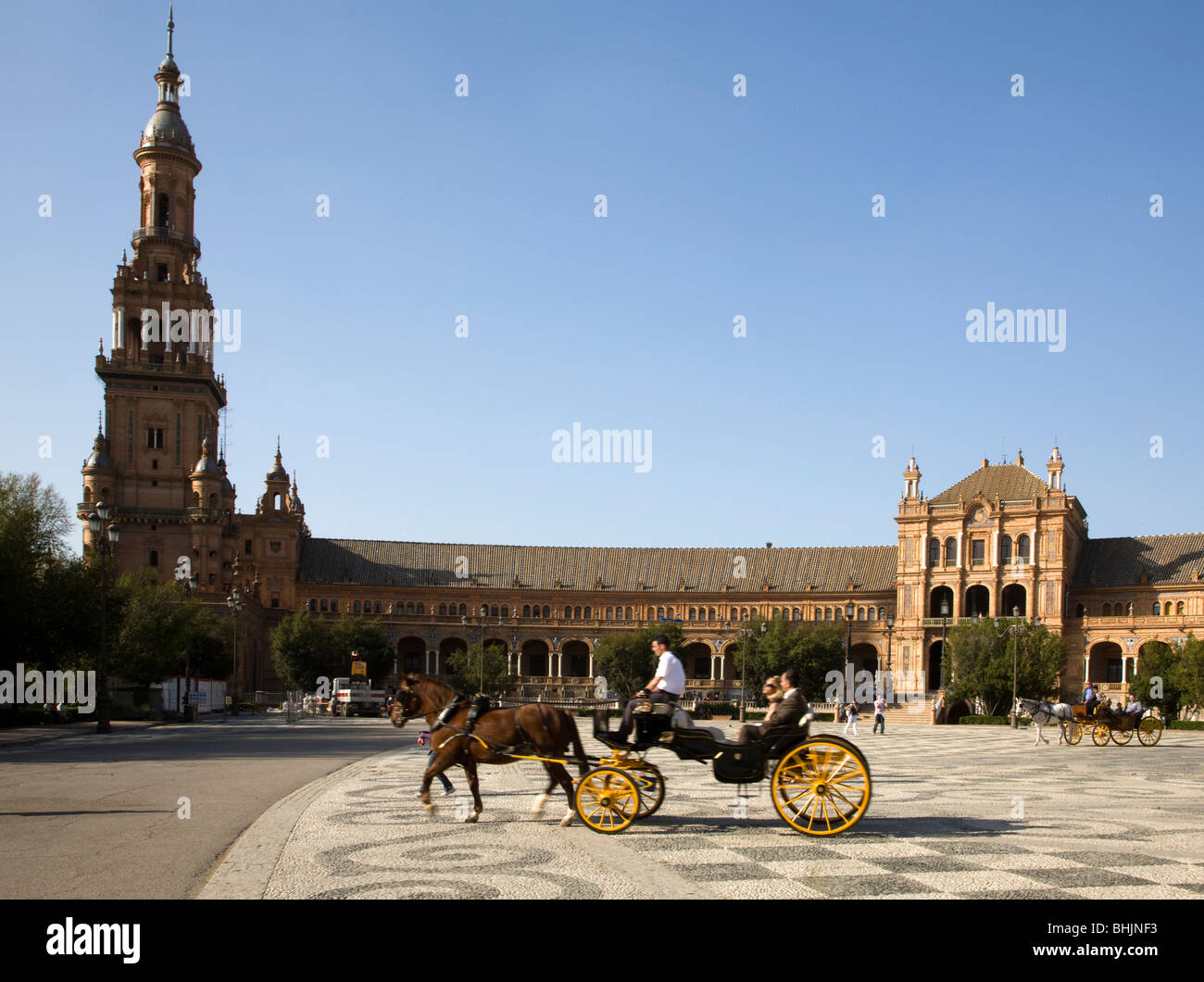 Carruaje y turistas en la Plaza D'España, Sevilla, Andalucía, España. Foto de stock