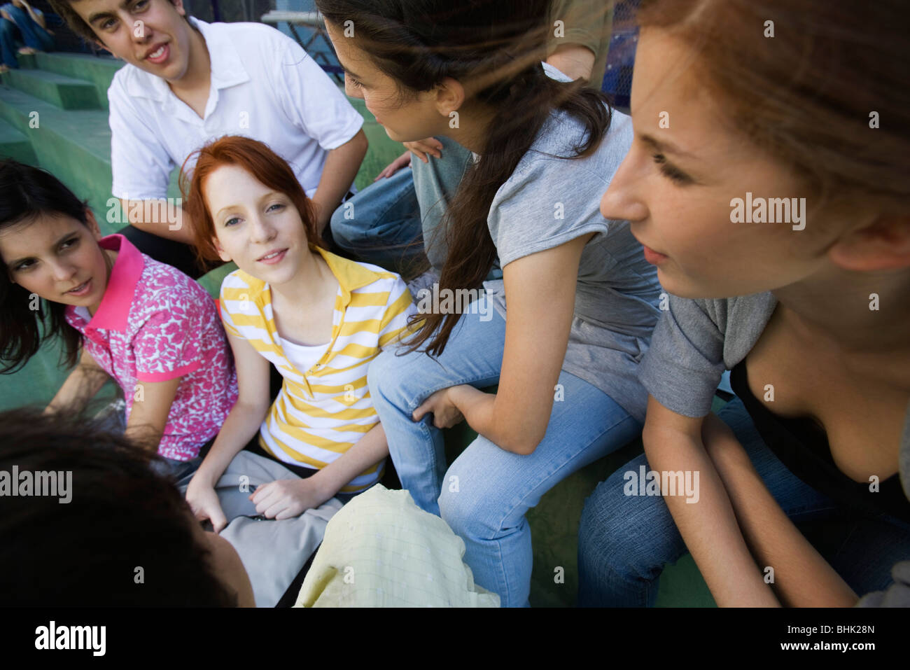 Adolescente colgar hacia fuera con un grupo de amigos Foto de stock