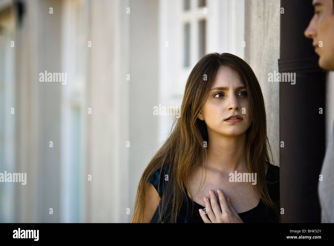 Joven en conversación seria con mi novio Foto de stock