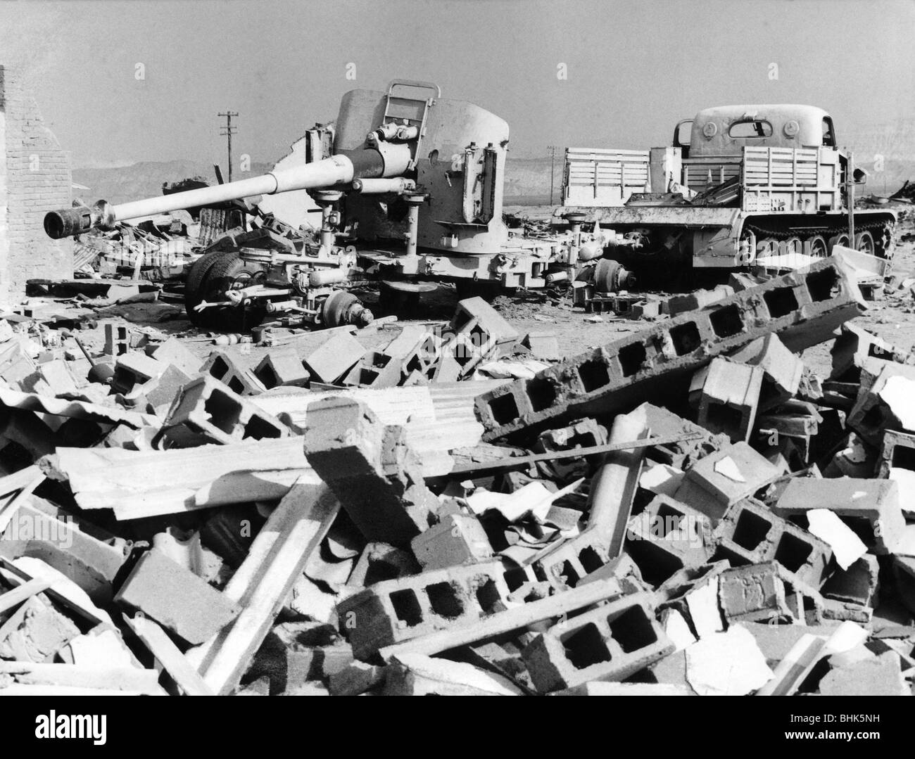 Eventos, Guerra De Los Seis días, 5.- 10.6.1967, armas destruidas y tractor de artillería de origen soviético entre las ruinas, Ras Abu Rudeis, foto tomada en 1970, Seis días, Oriente Medio, conflicto árabe-israelí, árabe israelí, siglo 20, histórico, histórico, 1970, 70, equipo militar, armas, armas, vehículo, vehículos, escombros, orugas, Foto de stock