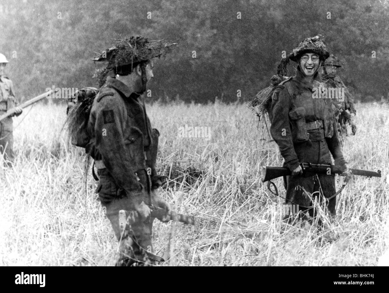 Lennon, John, 9.10.1940 - 8.12.1980, músico británico, durante el rodaje de la película "Cómo Gané la guerra", Bergen NATO Training Ground, Alemania, 1966, , Foto de stock