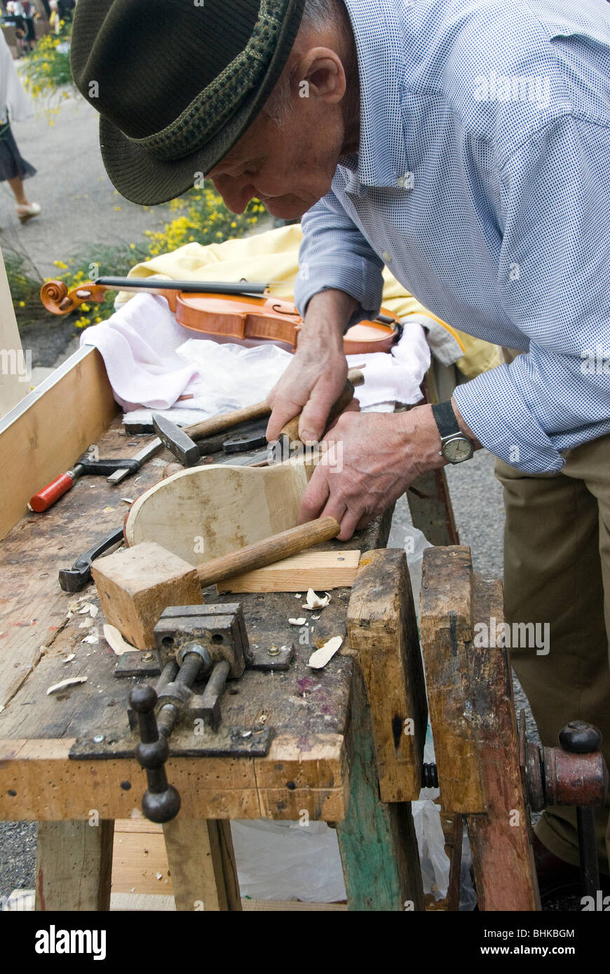 Zapatero arreglando hobnail botas de suela de madera en la artesanía  tradicional en una Contadina Fiera (Feria agrícola) en Sansepolcro Toscana  Fotografía de stock - Alamy