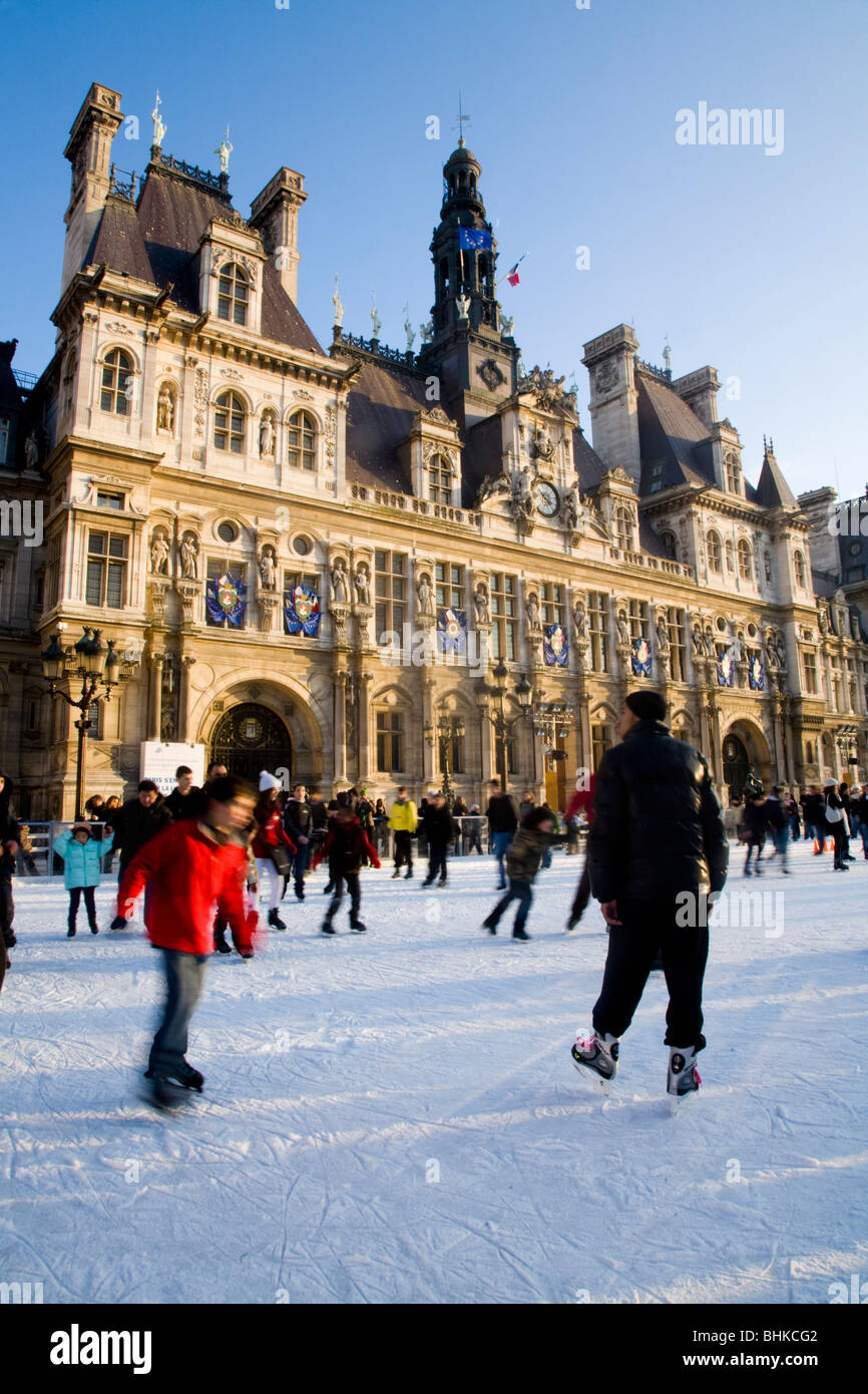 La pista de patinaje sobre hielo y los patinadores sobre hielo en invierno  delante del Hôtel de Ville / Ayuntamiento de París, Francia Fotografía de  stock - Alamy