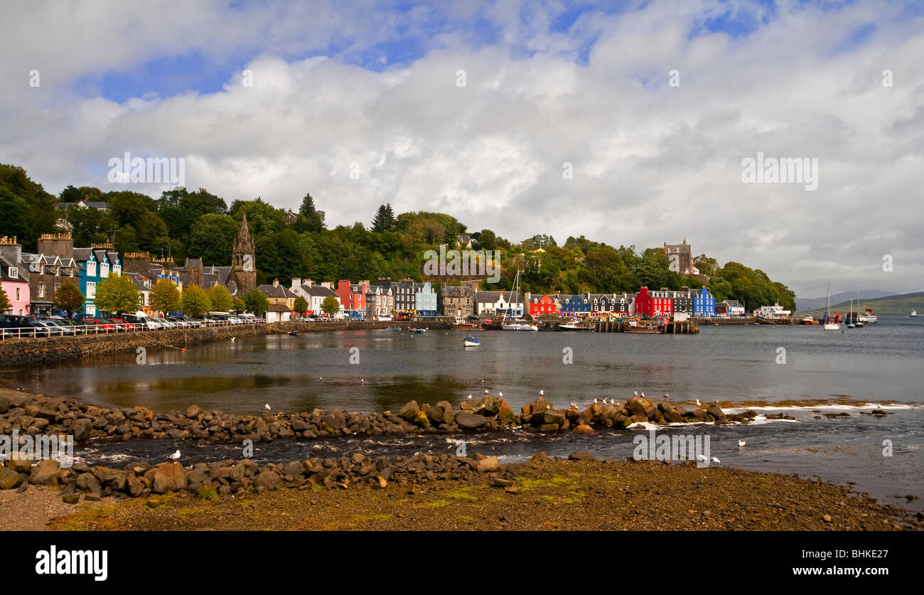 Vista de las tiendas y casas de colores brillantes en la parte frontal del puerto a Tobermory una aldea en la isla de Mull Escocia UK Foto de stock