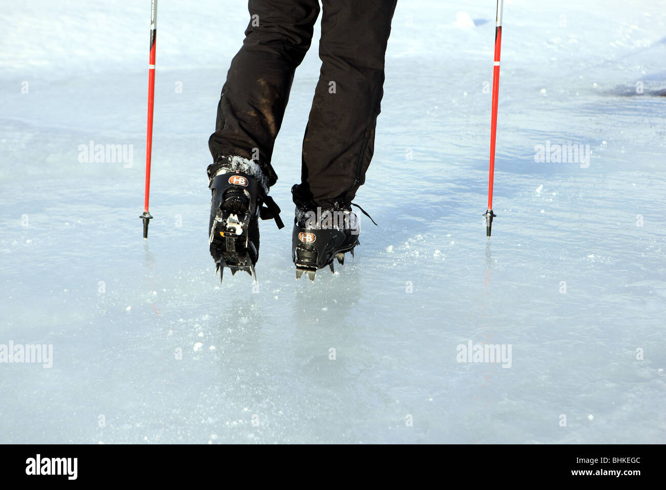 joven deportista en la nieve con crampones y polainas 5254882 Foto de stock  en Vecteezy