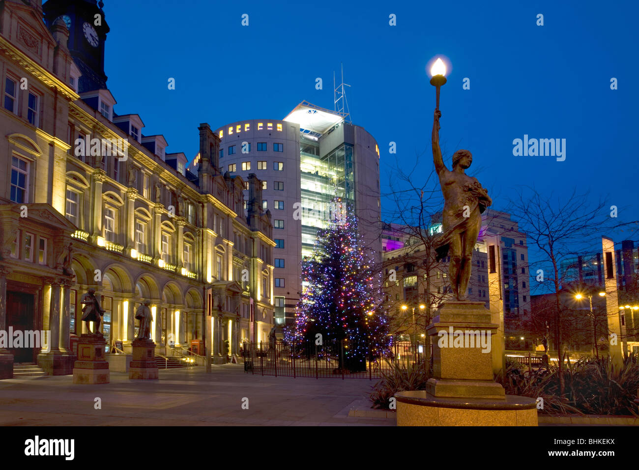 La Plaza de la ciudad de Leeds con árbol de navidad Foto de stock