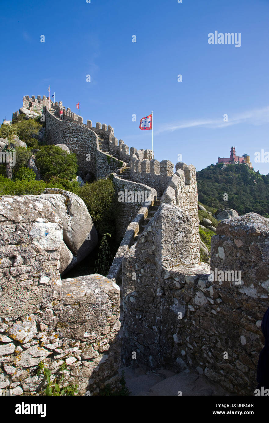 Portugal Sintra el castillo morisco en Sintra con vistas al Palacio de la Peña Foto de stock