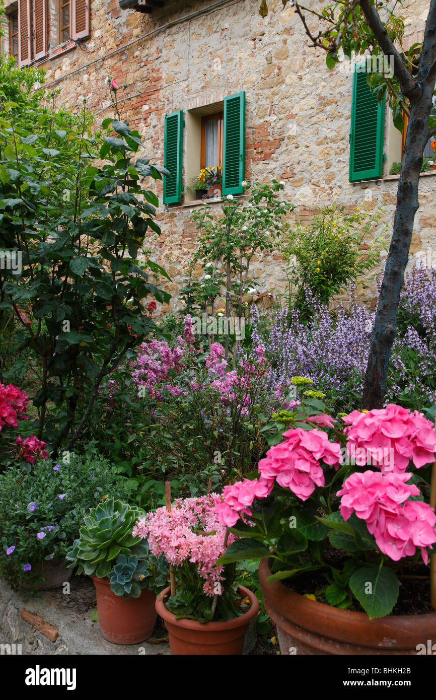 Italia Toscana Pienza patio jardín y flores de primavera Foto de stock