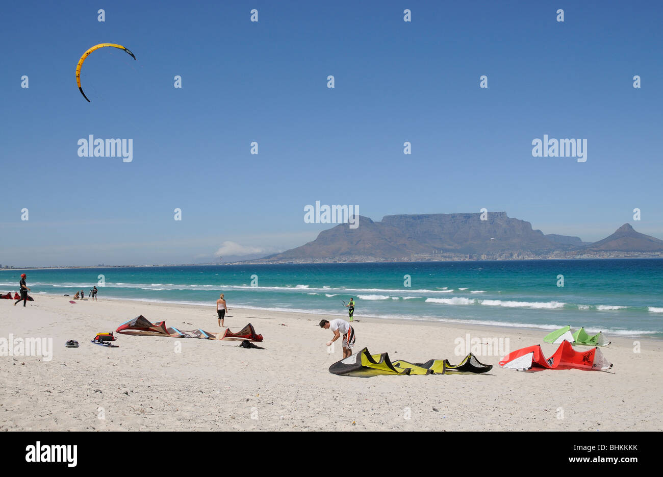 Kitesurf en la playa Sunset Table Bay y un telón de fondo de la Table Mountain en Cape Town South Africa Foto de stock