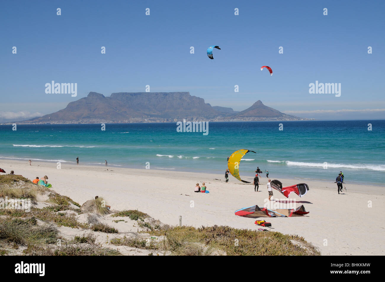 Kitesurf en la playa Sunset Table Bay y un telón de fondo de la Table Mountain en Cape Town South Africa Foto de stock