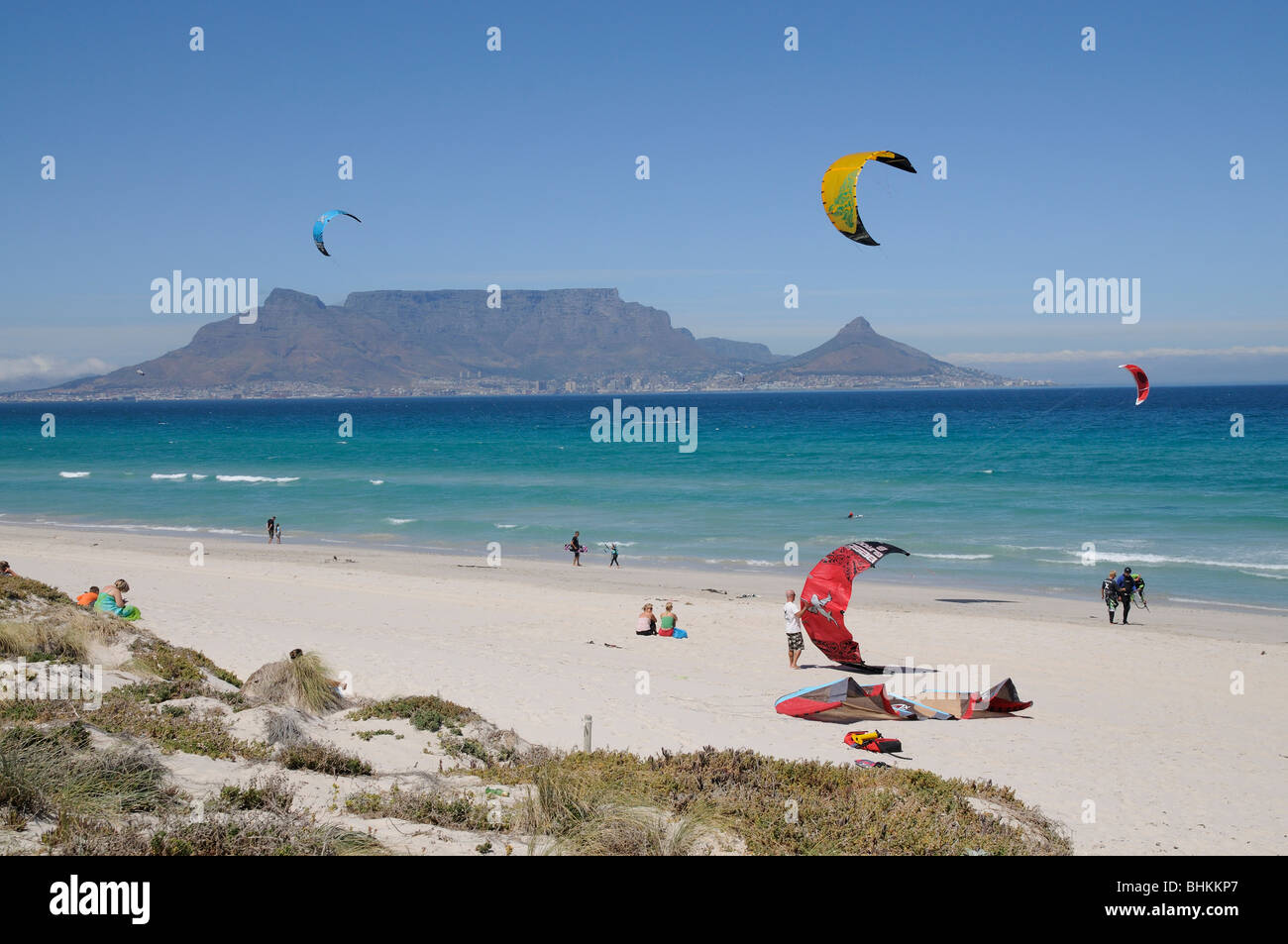 Kitesurf en la playa Sunset Table Bay y un telón de fondo de la Table Mountain en Cape Town South Africa Foto de stock