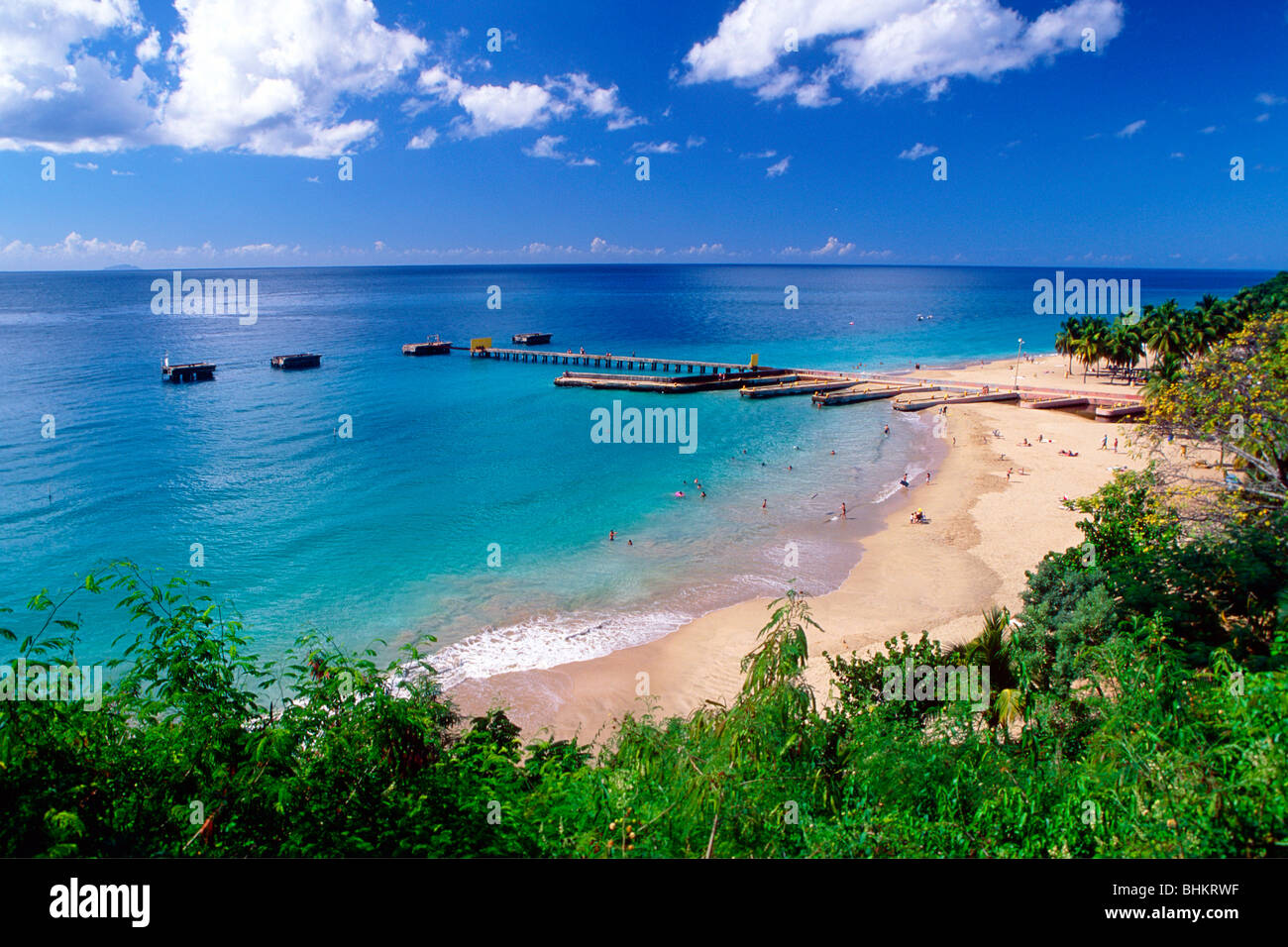 Vista aérea de una playa con un largo muelle, Aguadilla, Puerto Rico