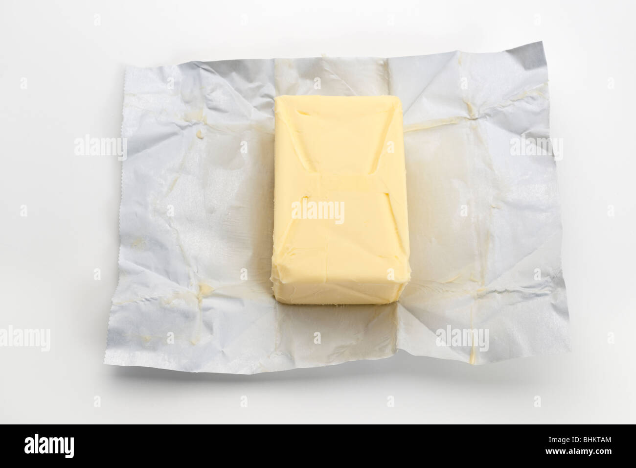 250 gramos de mantequilla sobre papel aluminio Foto de stock