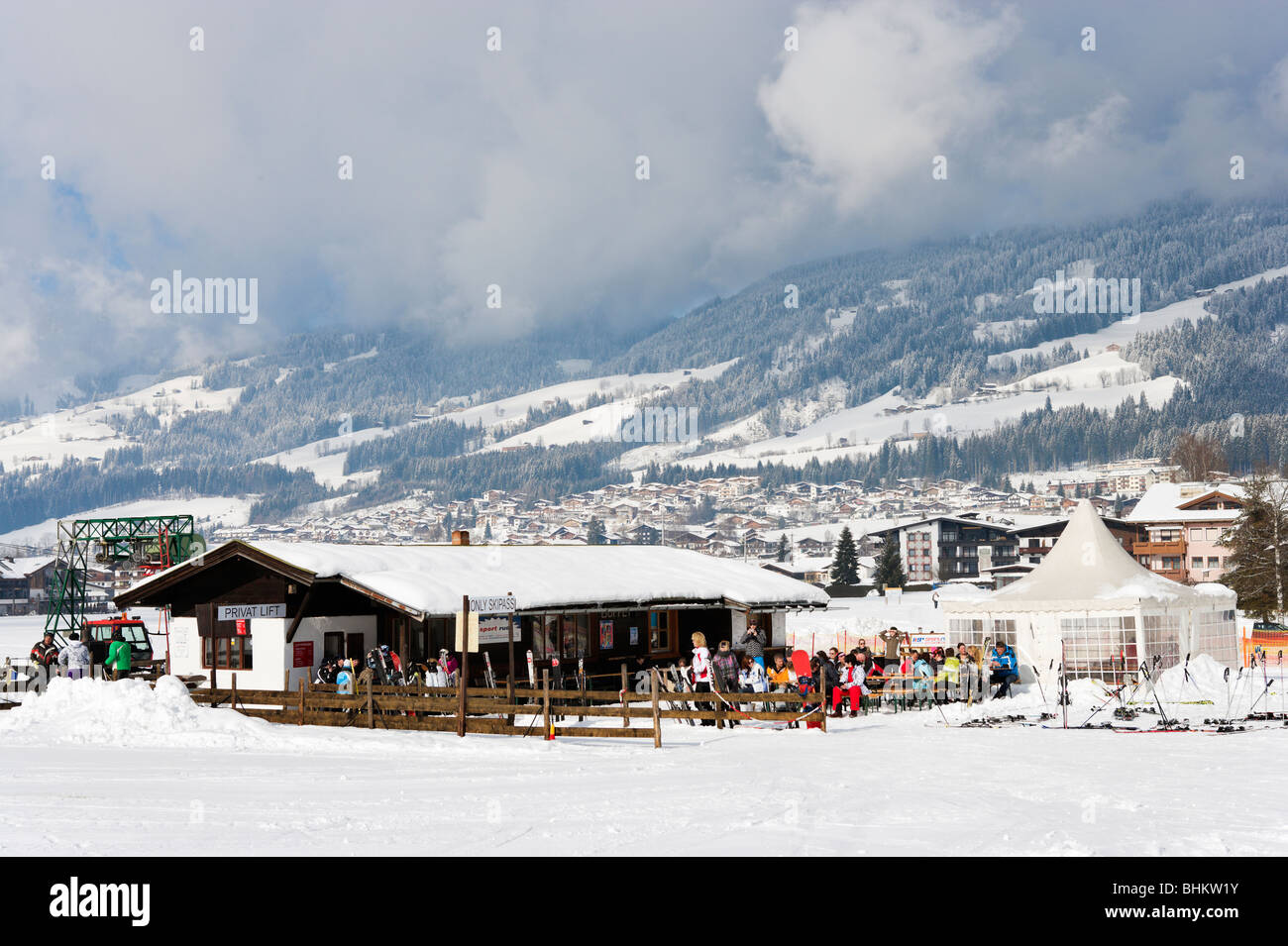 Arrastre y elevación de barra en la parte inferior de las cuestas, Kirchberg, cerca de Kitzbuhel, Tirol, Austria Foto de stock