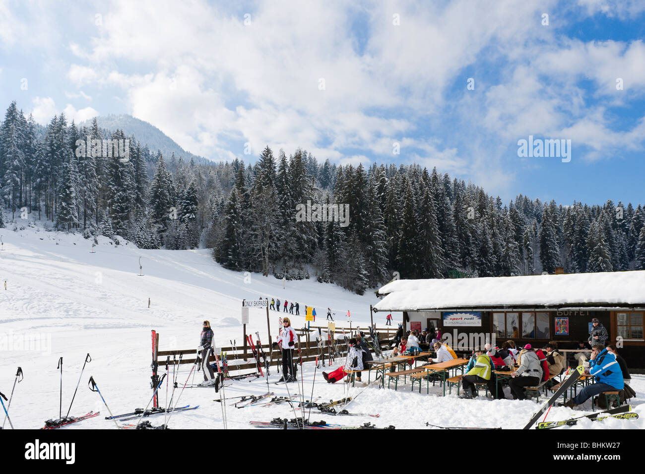 Arrastre y elevación de barra en la parte inferior de las cuestas, Kirchberg, cerca de Kitzbuhel, Tirol, Austria Foto de stock