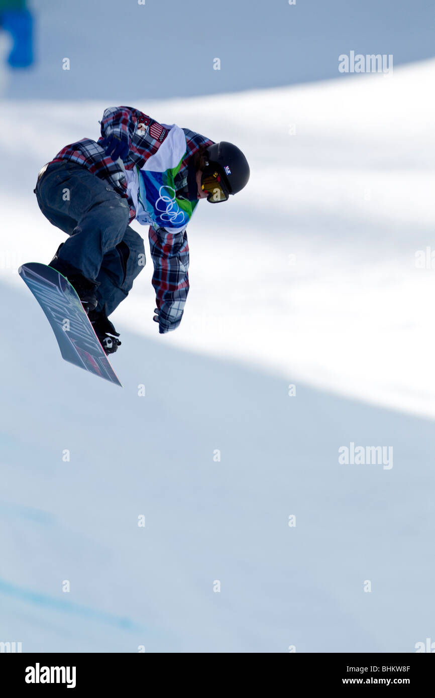 Louie Vito (USA) que compiten en el hombre de Snowboard Halfpipe evento en el 2010 Juegos Olímpicos de Invierno, Vancouver, British Columbia Foto de stock